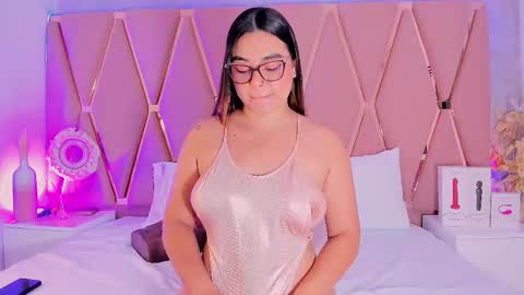 Snapshot of mady_james chatting on 11-21-25, 02:05 Mady James online show from 11-21-25, 02:05