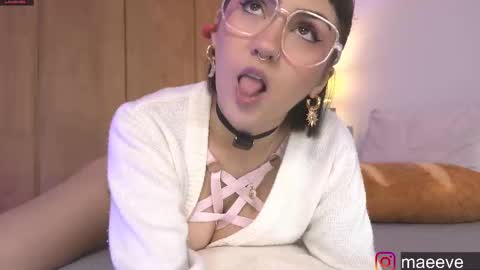 Snapshot of maeeve_ chatting on 03-08-25, 03:35 Maeve schedule 11 am- 530 pm colombia time online show from 03-08-25, 03:35