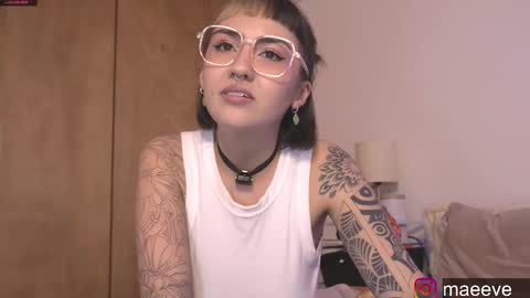 Snapshot of maeeve_ chatting on 03-11-25, 10:42 Maeve schedule 11 am- 530 pm colombia time online show from 03-11-25, 10:42