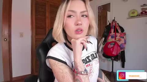 Snapshot of maeeve_ chatting on 11-25-25, 02:06 Maeve schedule 11 am- 530 pm colombia time online show from 11-25-25, 02:06