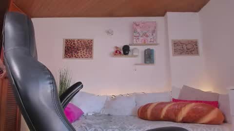 Snapshot of maeeve_ chatting on 02-10-26, 02:21 Maeve schedule 11 am- 530 pm colombia time online show from 02-10-26, 02:21