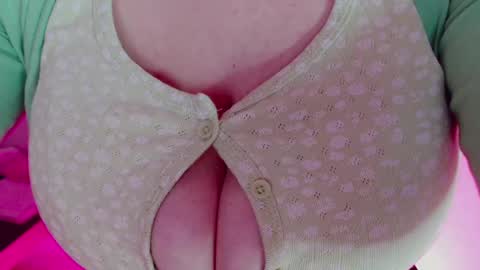 Snapshot of maggielandrin chatting on 02-12-25, 05:37 Maggie online show from 02-12-25, 05:37