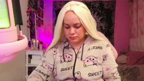 Snapshot of magic_clairewitch chatting on 01-11-25, 02:09 Claire online show from 01-11-25, 02:09