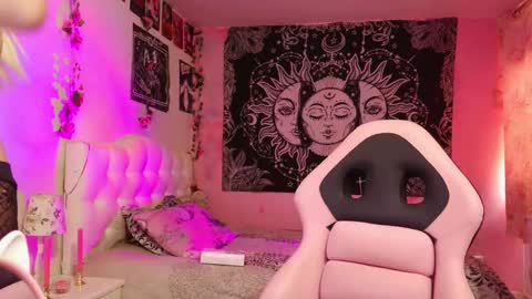 Snapshot of magic_clairewitch chatting on 02-14-25, 02:02 Claire online show from 02-14-25, 02:02