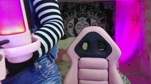 Snapshot of magic_clairewitch chatting on 03-12-25, 01:47 Claire online show from 03-12-25, 01:47