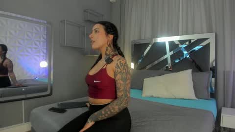 Snapshot of magic_marg chatting on 10-12-25, 03:33 Marge online show from 10-12-25, 03:33