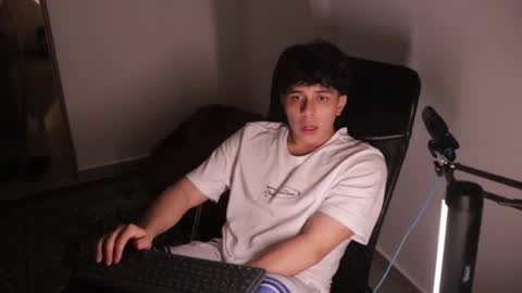 Snapshot of magic_tony chatting on 11-17-25, 04:18 Tony Hoffa online show from 11-17-25, 04:18