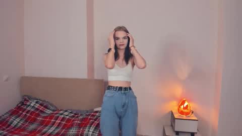 Snapshot of magical_lily chatting on 10-28-25, 02:59 Lily online show from 10-28-25, 02:59