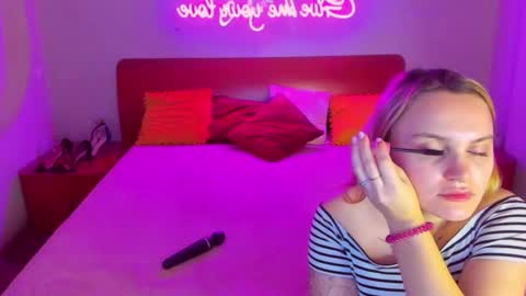 Lili and Bella online show from 03-11-25, 07:15