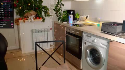 Snapshot of magiclovexo chatting on 12-23-25, 01:58 MagicLove online show from 12-23-25, 01:58