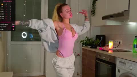 Snapshot of magiclovexo chatting on 03-10-26, 02:22 MagicLove online show from 03-10-26, 02:22