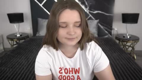 Snapshot of magicpeachhs chatting on 07-07-26, 06:47 Emily online show from 07-07-26, 06:47