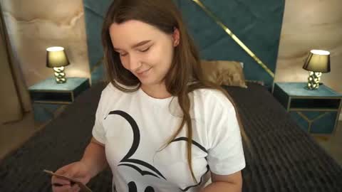 Snapshot of magicpeachhs chatting on 07-15-26, 06:18 Emily online show from 07-15-26, 06:18
