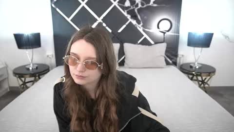 Snapshot of magicpeachhs chatting on 07-29-26, 06:00 Emily online show from 07-29-26, 06:00