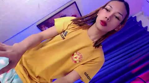 Snapshot of magnifecentcock69_mocah chatting on 10-22-25, 11:21 Mocah online show from 10-22-25, 11:21