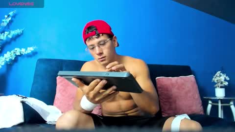 Snapshot of magnusknight_ chatting on 12-20-25, 04:36 Magnus online show from 12-20-25, 04:36