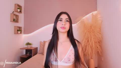 MAIA  LIA  online show from 11-17-25, 11:32