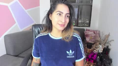 Snapshot of maiaconnor chatting on 11-06-25, 12:33 online show from 11-06-25, 12:33