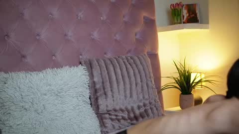  Maia  online show from 10-21-25, 08:20