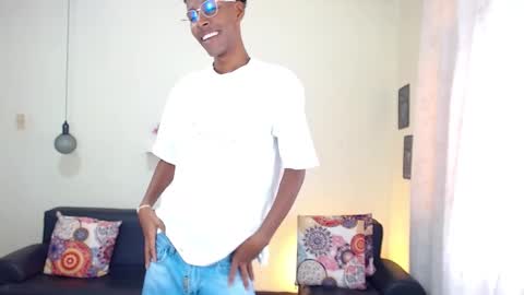 Snapshot of maiki18 chatting on 01-25-25, 02:03 I am Maik online show from 01-25-25, 02:03