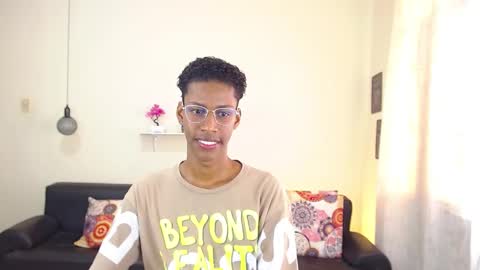 Snapshot of maiki18 chatting on 02-06-25, 01:32 I am Maik online show from 02-06-25, 01:32
