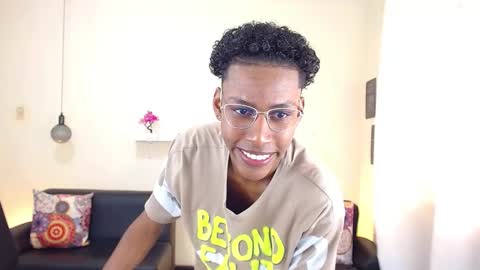 Snapshot of maiki18 chatting on 03-05-25, 02:01 I am Maik online show from 03-05-25, 02:01