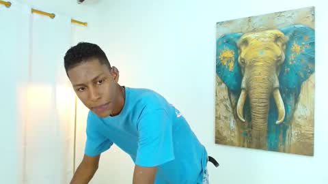Snapshot of maiki18 chatting on 10-08-25, 09:23 I am Maik online show from 10-08-25, 09:23