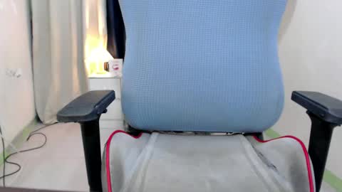 Snapshot of majestic_anne chatting on 12-19-24, 04:02 Annalyn online show from 12-19-24, 04:02