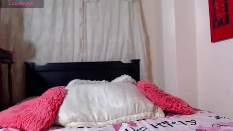 Snapshot of malory_golosa chatting on 12-17-25, 04:18 Malory online show from 12-17-25, 04:18