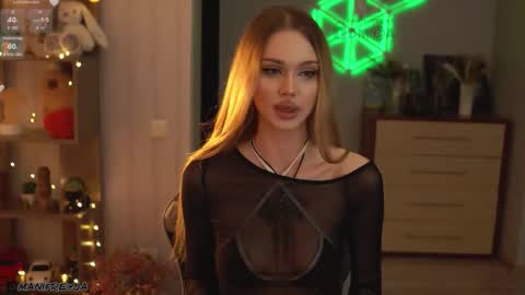 Snapshot of manifreyja chatting on 10-23-25, 09:57 Amelie online show from 10-23-25, 09:57