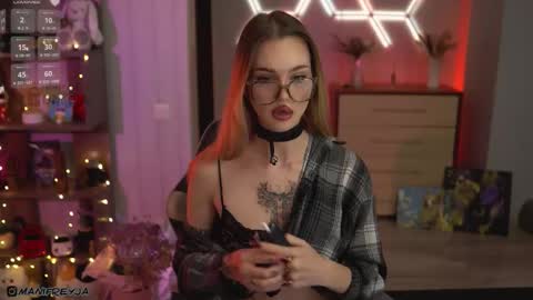 Snapshot of manifreyja chatting on 11-09-25, 12:09 Amelie online show from 11-09-25, 12:09