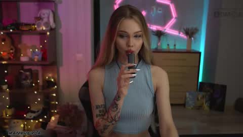 Snapshot of manifreyja chatting on 11-23-25, 10:42 Amelie online show from 11-23-25, 10:42