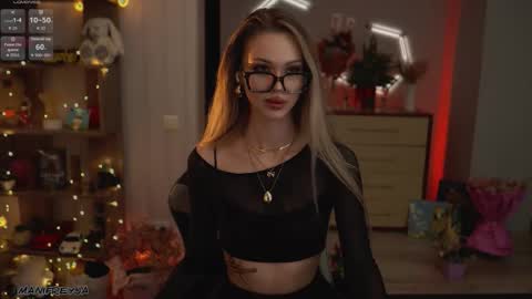 Snapshot of manifreyja chatting on 12-22-25, 09:23 Amelie online show from 12-22-25, 09:23