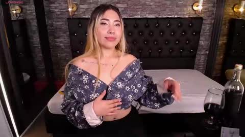 Snapshot of manuelaveelez chatting on 12-20-25, 08:10 Manuela online show from 12-20-25, 08:10