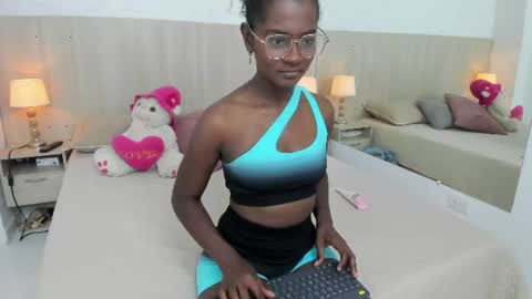 Snapshot of mara_sinclair chatting on 06-12-26, 07:35 Mara Sinclair online show from 06-12-26, 07:35