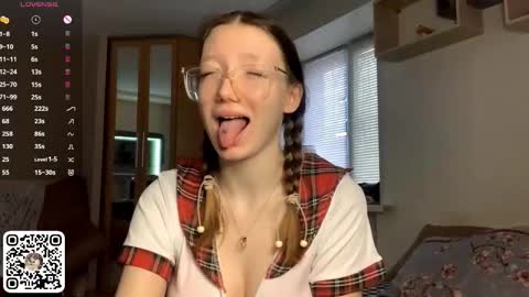 Snapshot of marciecommon chatting on 12-05-25, 08:45 Alisa online show from 12-05-25, 08:45