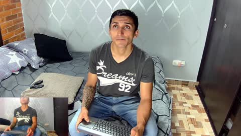 Snapshot of marckmuscle chatting on 12-27-24, 03:31 Marck Independent model online show from 12-27-24, 03:31