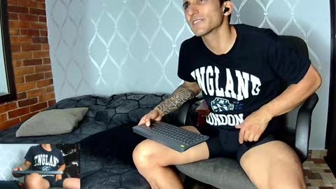 Snapshot of marckmuscle chatting on 01-21-25, 01:18 Marck Independent model online show from 01-21-25, 01:18
