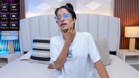 Snapshot of marge_lasander chatting on 11-22-25, 01:59 Aitana online show from 11-22-25, 01:59