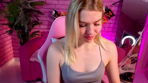 Snapshot of margo_robbbie chatting on 10-25-25, 01:13 margo_robbbie online show from 10-25-25, 01:13