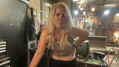 Snapshot of margolane chatting on 05-29-26, 05:27 Elle online show from 05-29-26, 05:27