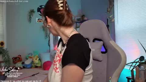 Snapshot of margotdiamond chatting on 10-17-25, 03:03 online show from 10-17-25, 03:03