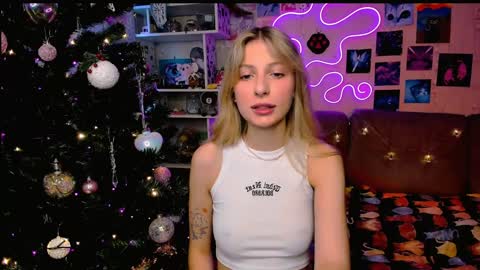 Snapshot of maria_hunt chatting on 12-28-24, 04:51 Maria online show from 12-28-24, 04:51