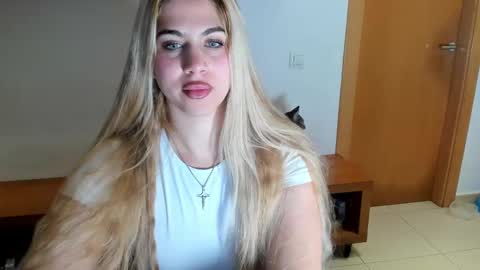 Snapshot of maria_mad chatting on 11-28-25, 08:11 Itslablonde online show from 11-28-25, 08:11