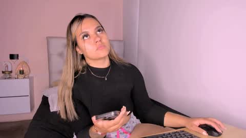 Mariana Roe online show from 12-25-24, 01:41