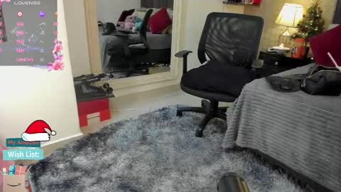 Snapshot of mariana_c chatting on 12-19-25, 02:57 Mar y online show from 12-19-25, 02:57