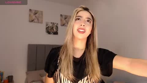 Snapshot of mariana_es chatting on 07-14-26, 08:25 Mariana online show from 07-14-26, 08:25