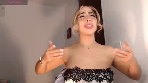 Snapshot of mariana_es chatting on 07-20-26, 02:15 Mariana online show from 07-20-26, 02:15