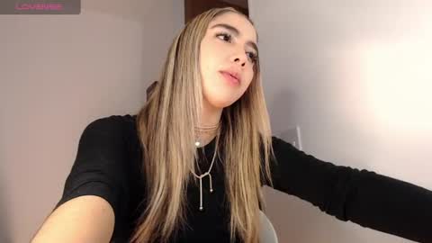 Snapshot of mariana_es chatting on 07-29-26, 04:43 Mariana online show from 07-29-26, 04:43