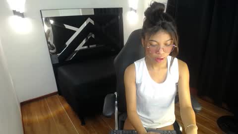 Snapshot of marianarojas_ chatting on 11-15-25, 03:15 Mariana online show from 11-15-25, 03:15